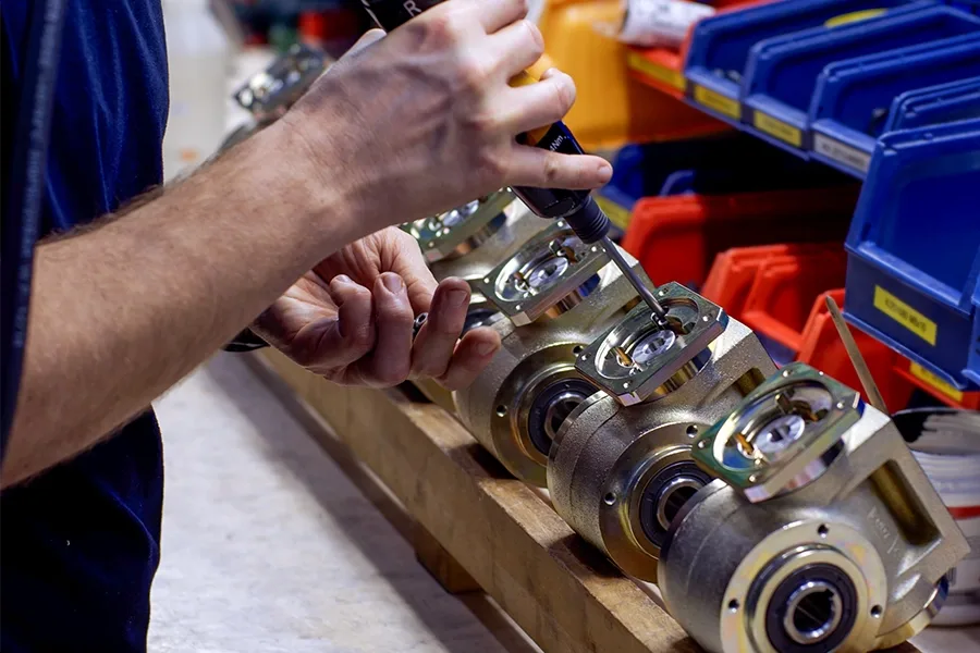 BJ Gear生产工人手部特写,正在拧紧紧固件