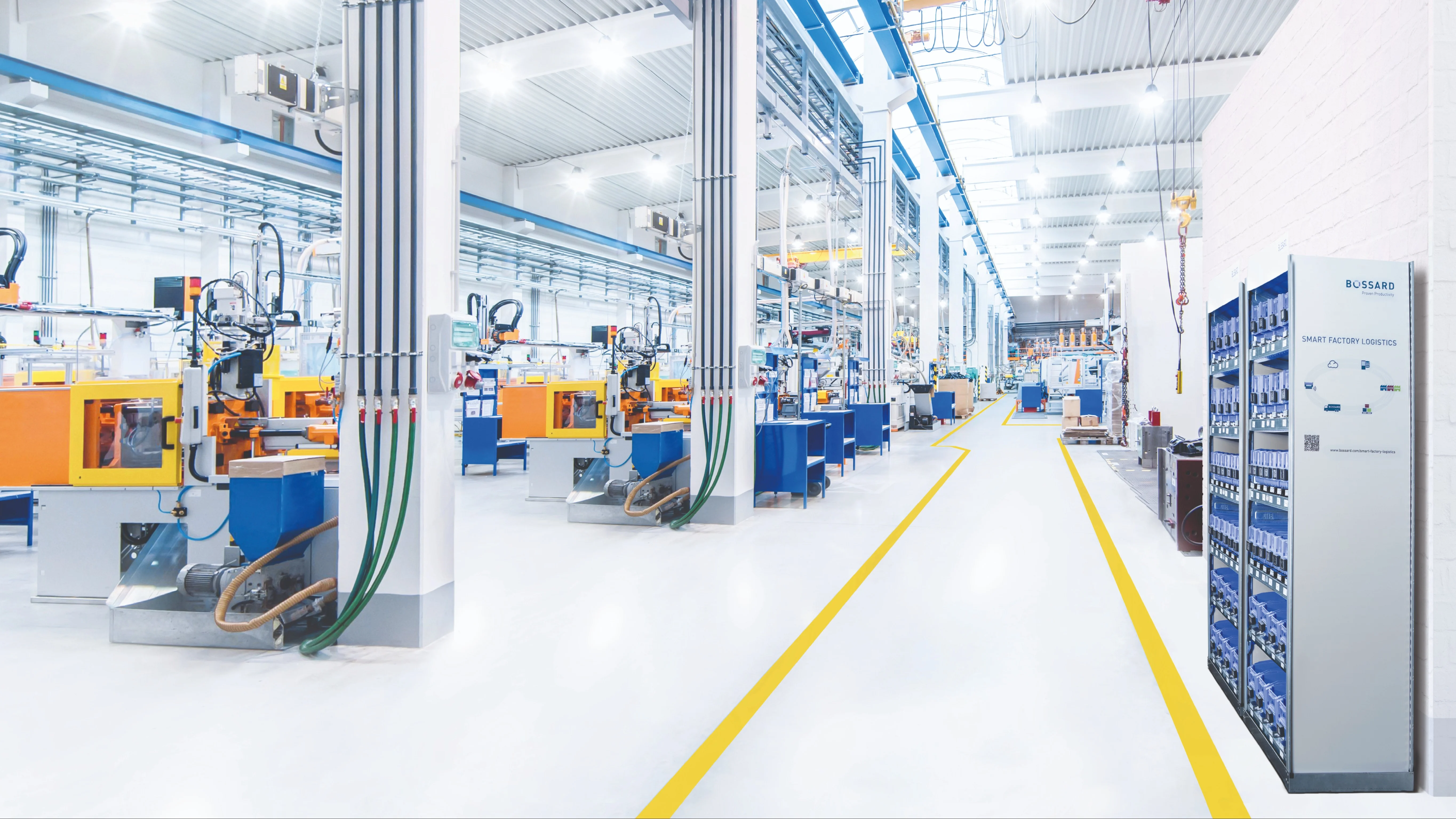 生产设施的视图，包含智能货架和工作单元