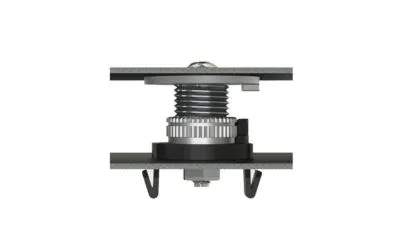 典型的公差补偿紧固件在白色背景上