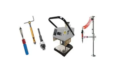 白色背景上的各种螺纹嵌件工具和设备。