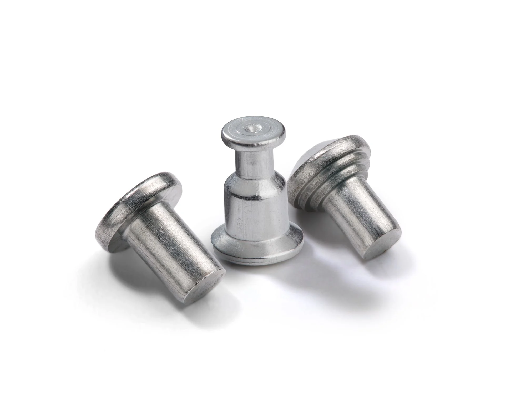 三颗Stanley Tucker无螺纹焊接螺柱的特写镜头