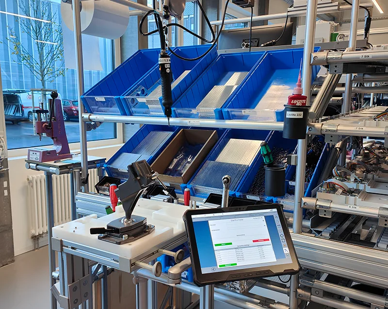 Smart Factory Assembly安装系统 - 配备数字化装配说明的平板电脑和智能螺丝刀