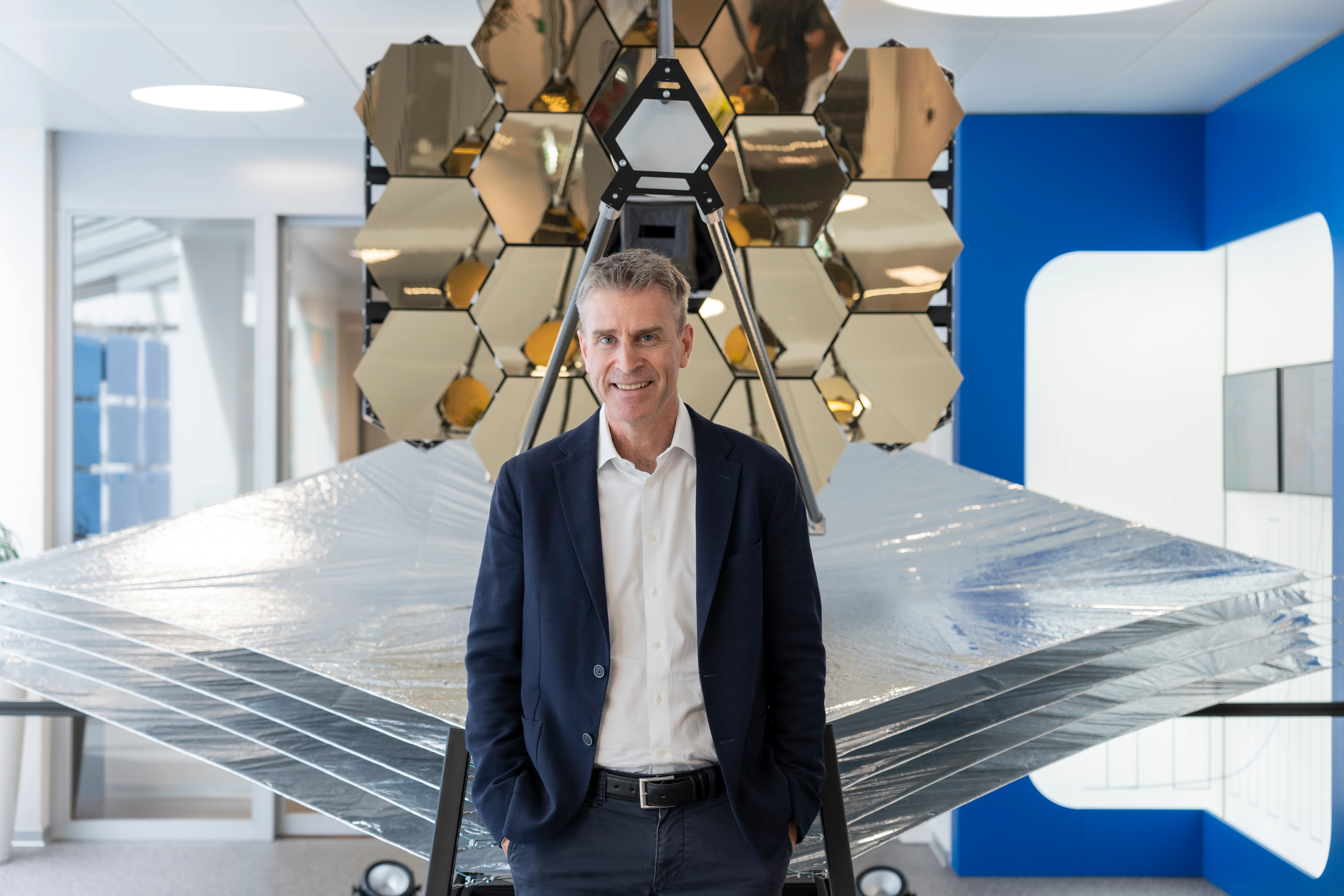 JWST 1:4比例模型在Bossard Zug展出，Daniel Bossard参与展示。