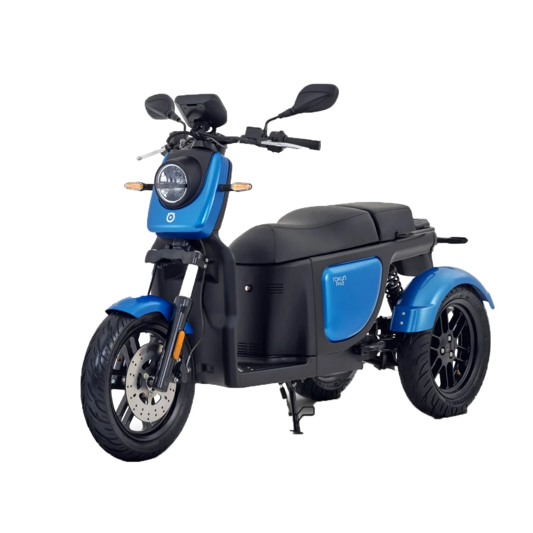 蓝色和黑色电动滑板车，配有圆形前灯、两个后视镜和一个支架，从前左角度观看。