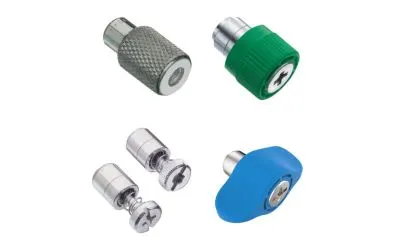 五种不同的Southco固定螺钉,包括白色背景上的一个绿色和一个蓝色固定螺钉