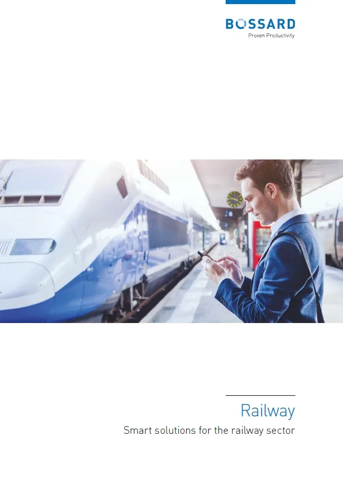 男子在等火车时使用手机