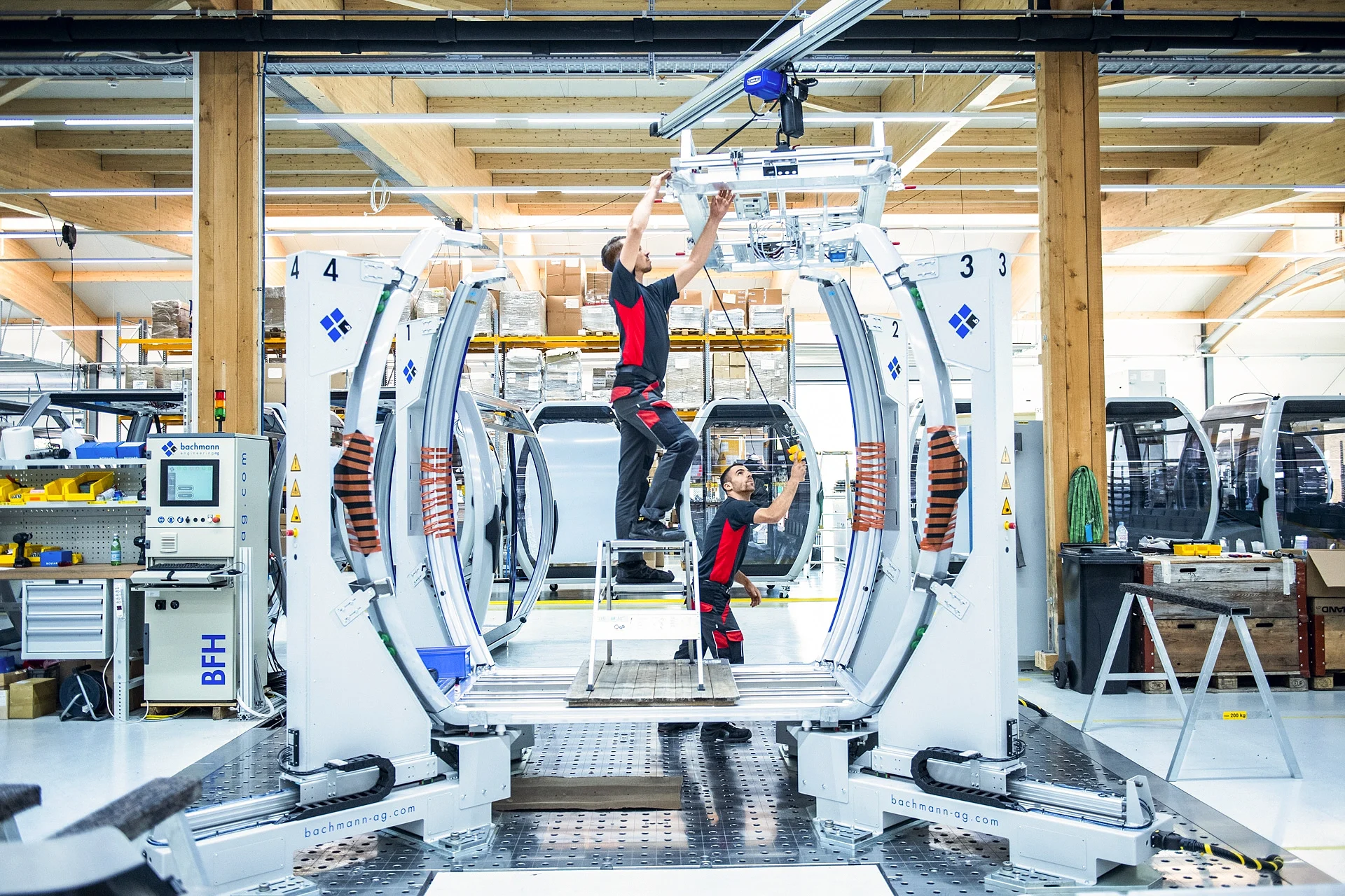 
全景展示一间小屋，一名工人在拧紧支架。