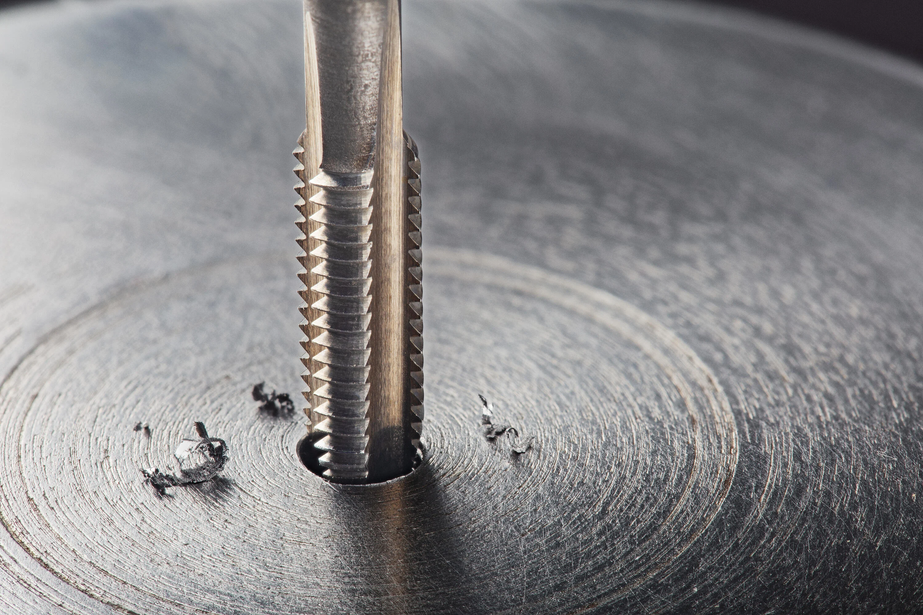 
螺纹丝锥钻入金属表面