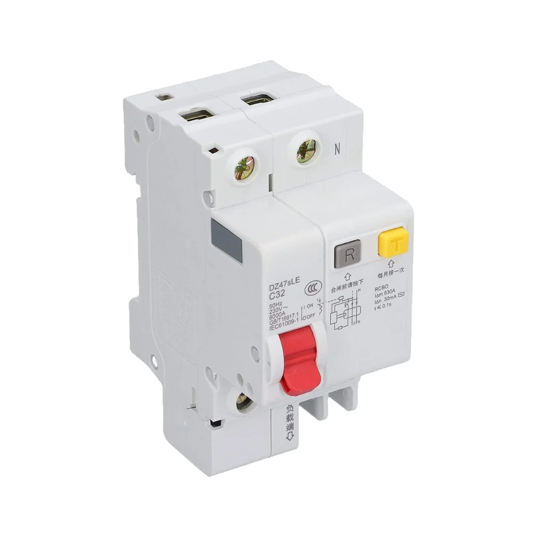 白色背景上的断路器特写镜头