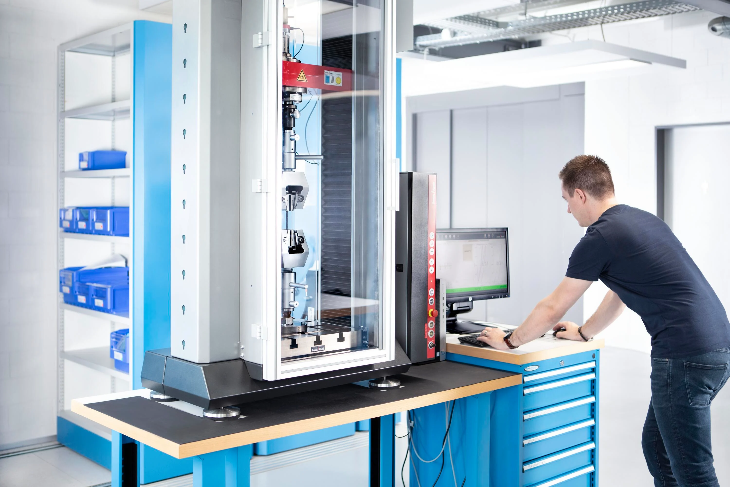 工程师正在技术测试实验室进行抗拉强度测试。