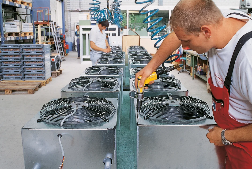 一个人用电动工具手动安装DIN 7500螺钉