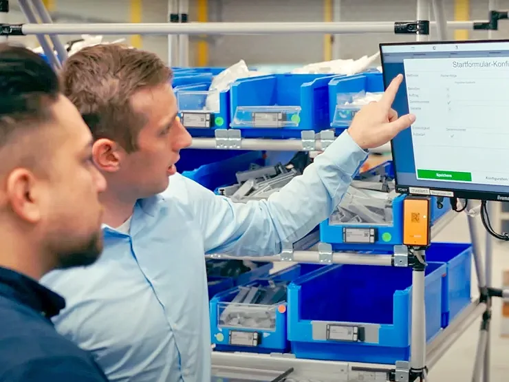 两名男子在屏幕上指向显示的ELAM Solutions