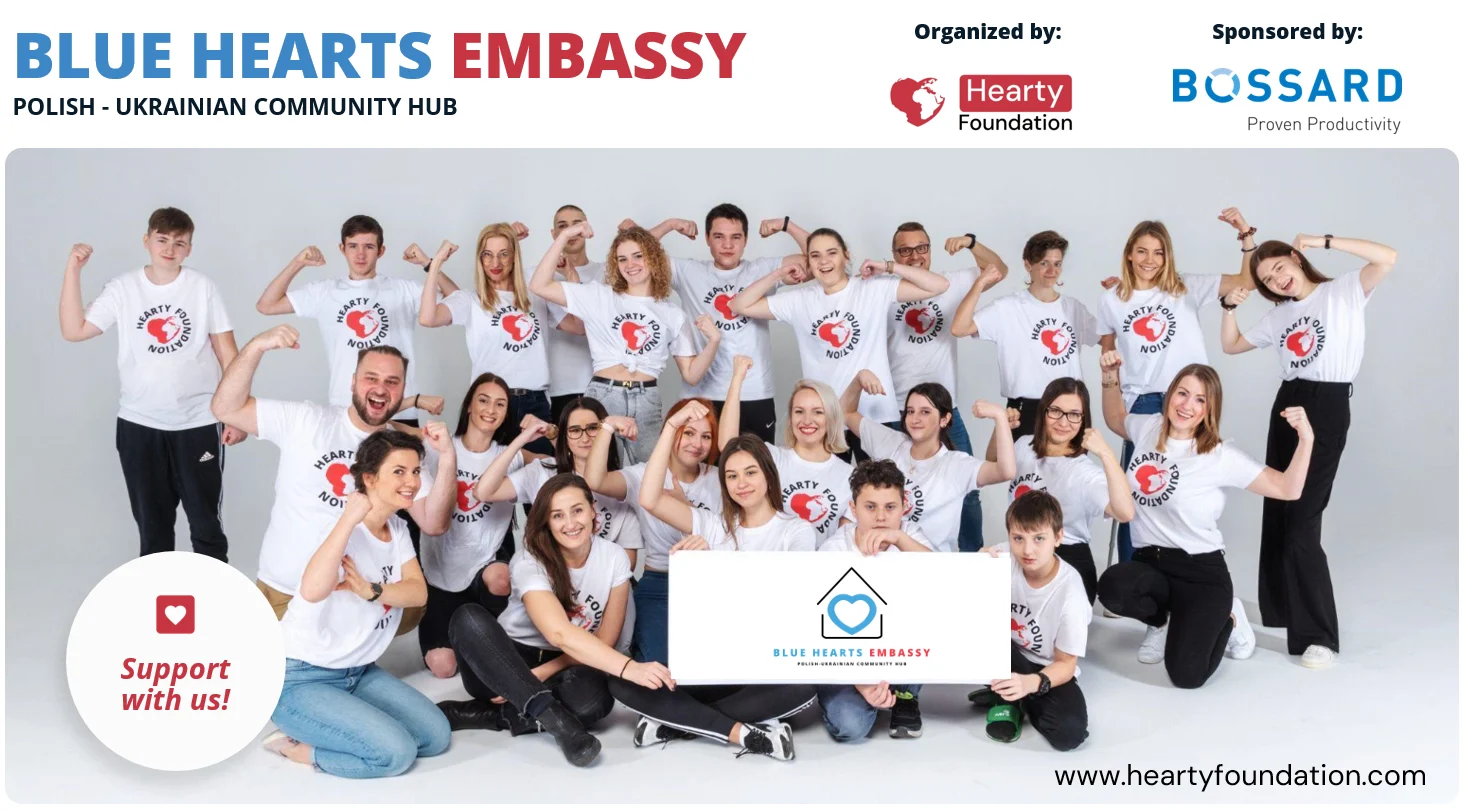 
身穿印有心脏基金会标志的白色T恤的人，展示波兰-乌克兰社区中心。