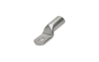 白色背景下用于电气连接的Klauke电缆接线端子的特写。