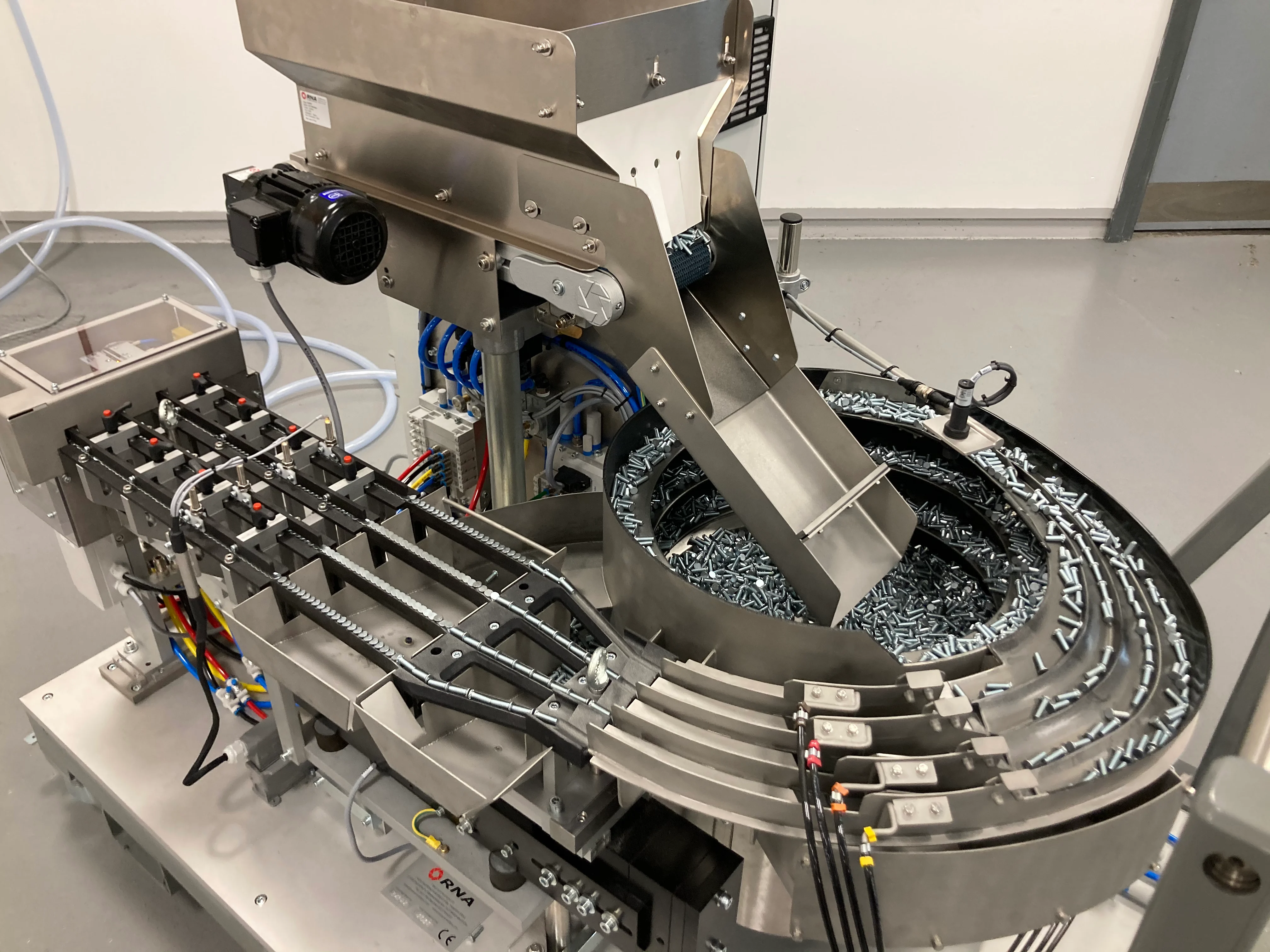 PEMSERTER IN-DIE NextGen通用进料车的料斗、自动进料系统和进料轨道特写。