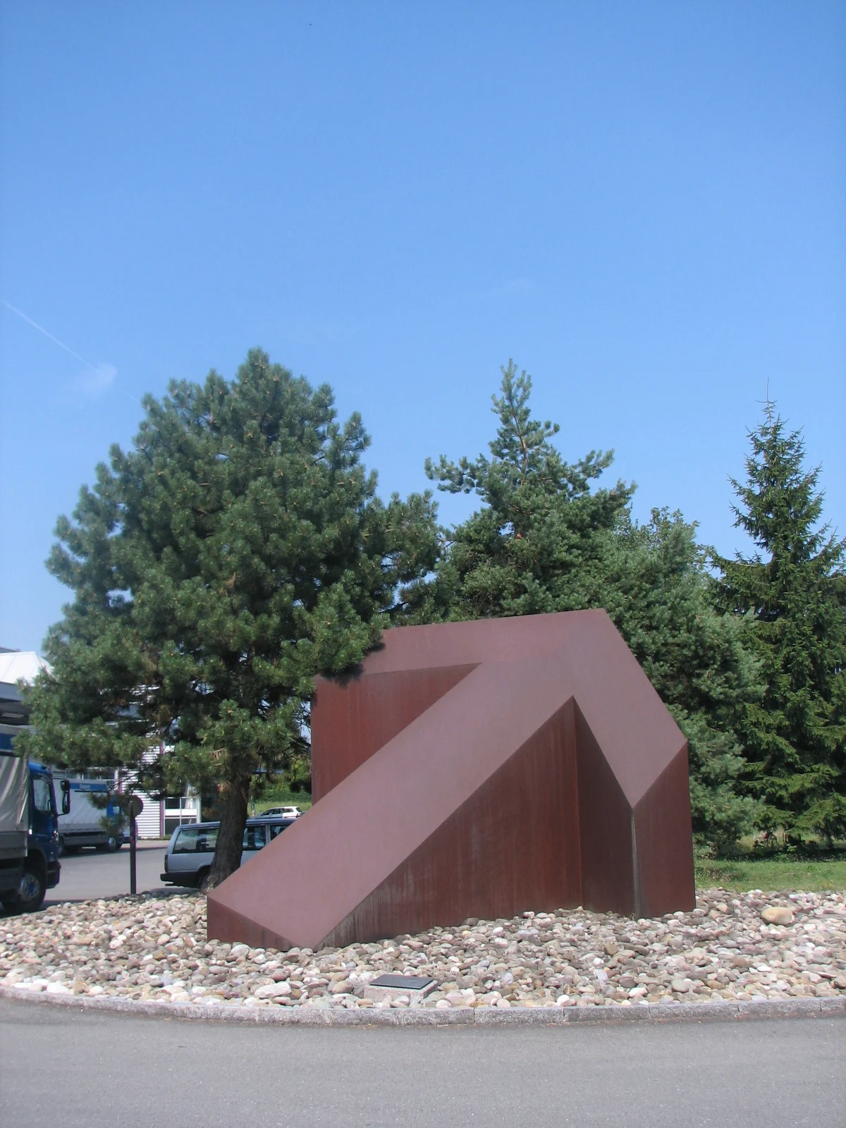 箭头雕塑位于瑞士楚格的Bossard公司大楼附近