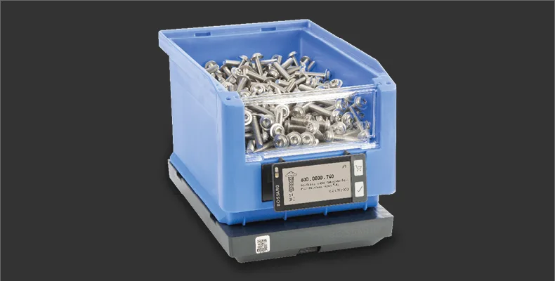 黑色背景上的蓝色Bossard SmartBin Cloud箱子