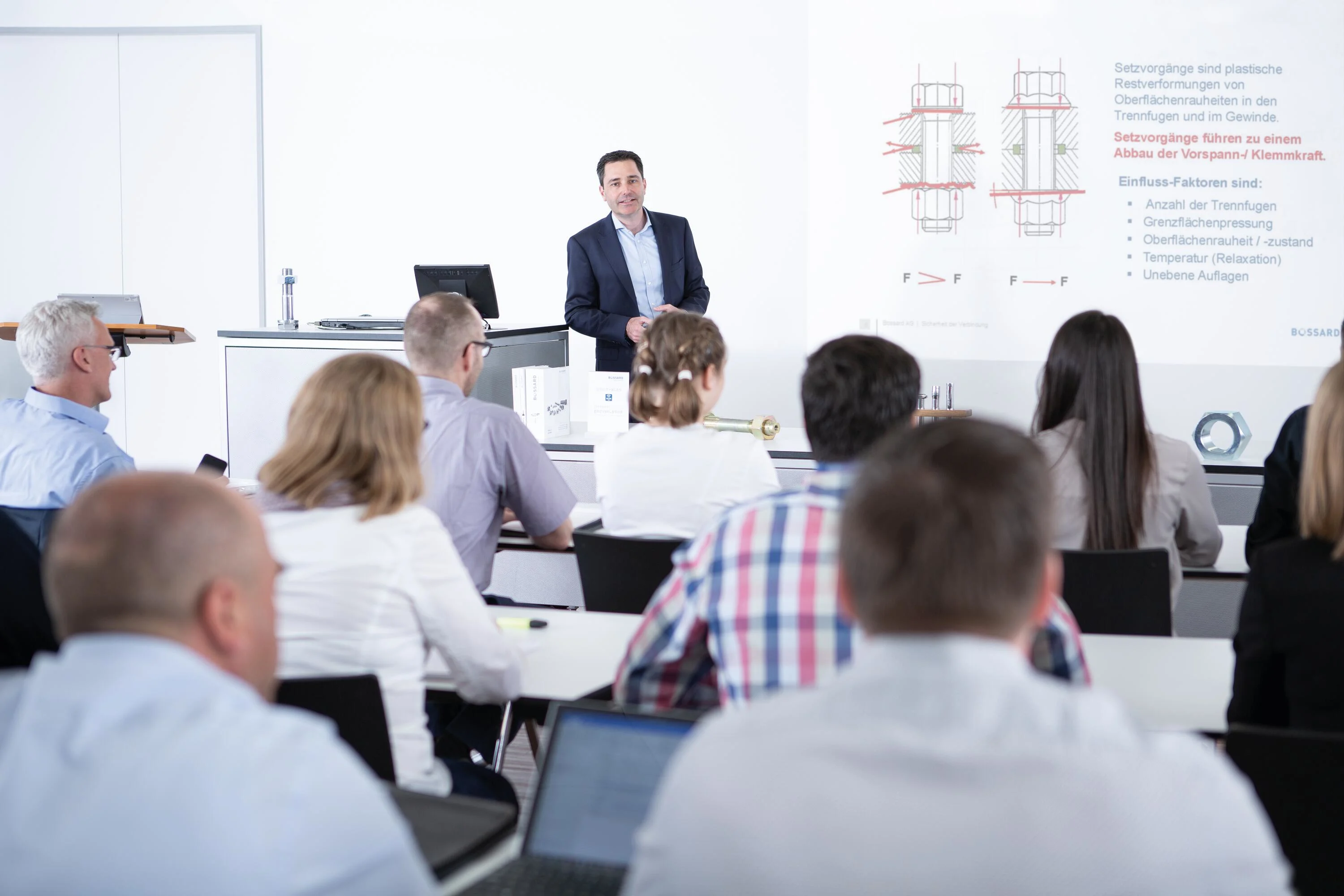 人们在教室里参加关于紧固技术的研讨会。仅用于Expert Education的关键视觉。