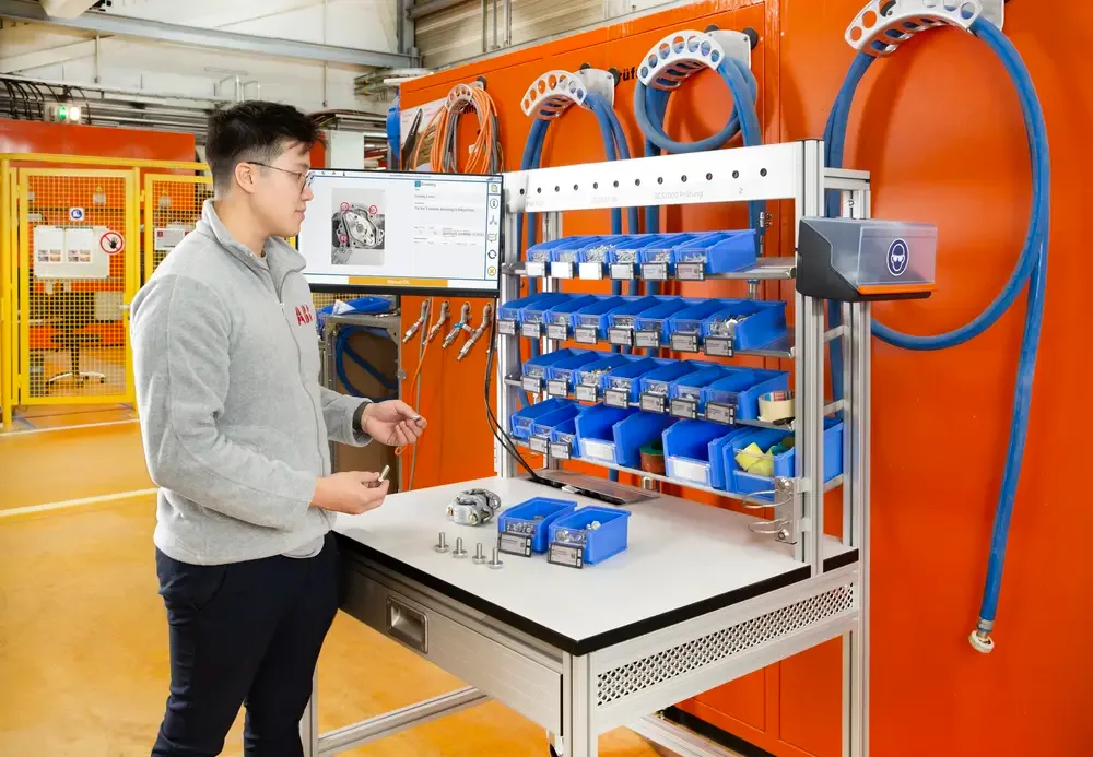 工作站的装配工人使用SmartLabel Cloud料箱,屏幕上显示工作指令。