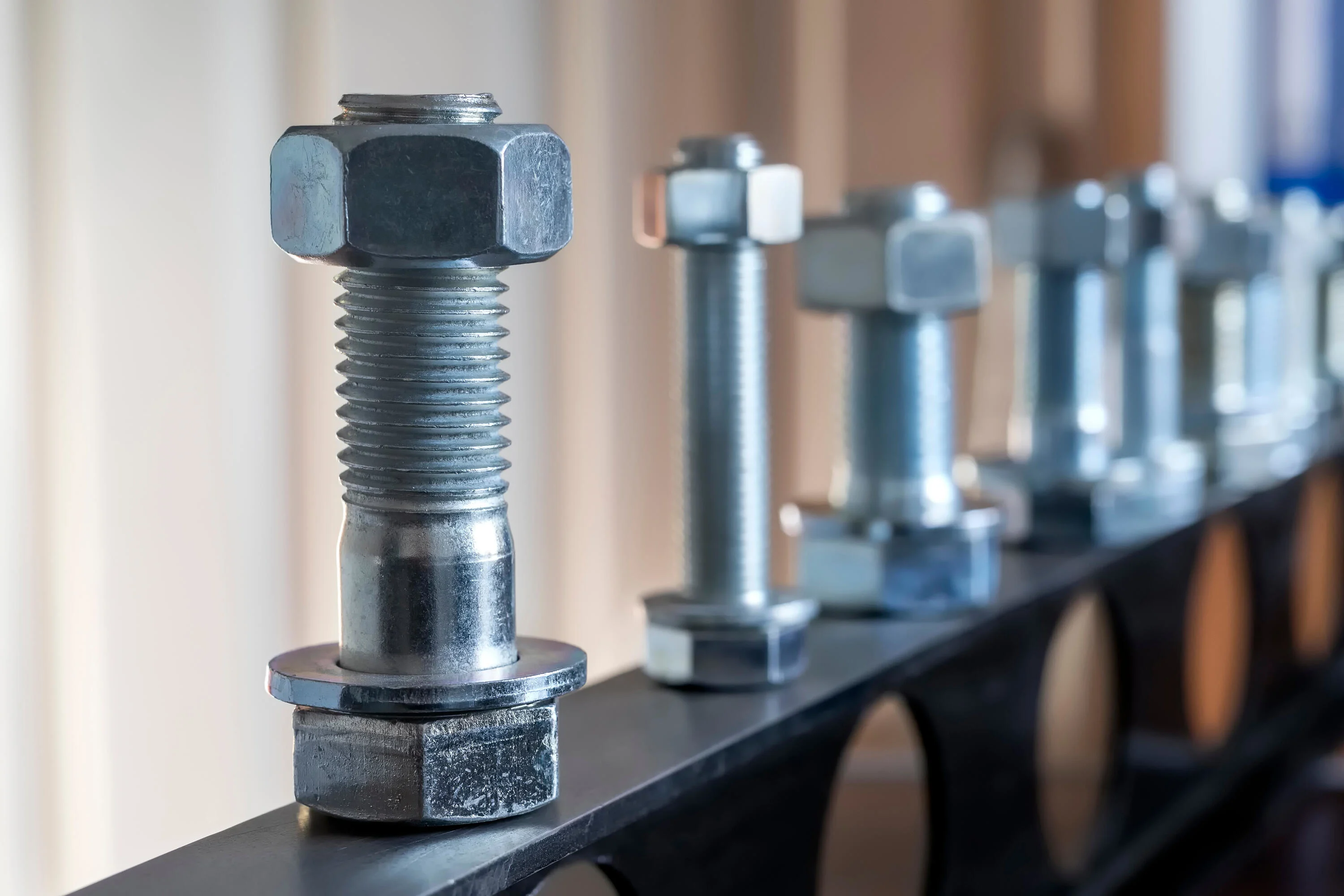 
紧固件视图：螺栓、螺母和垫圈。螺栓通过螺母连接两个无螺纹部件，而螺钉用于有螺纹部件。