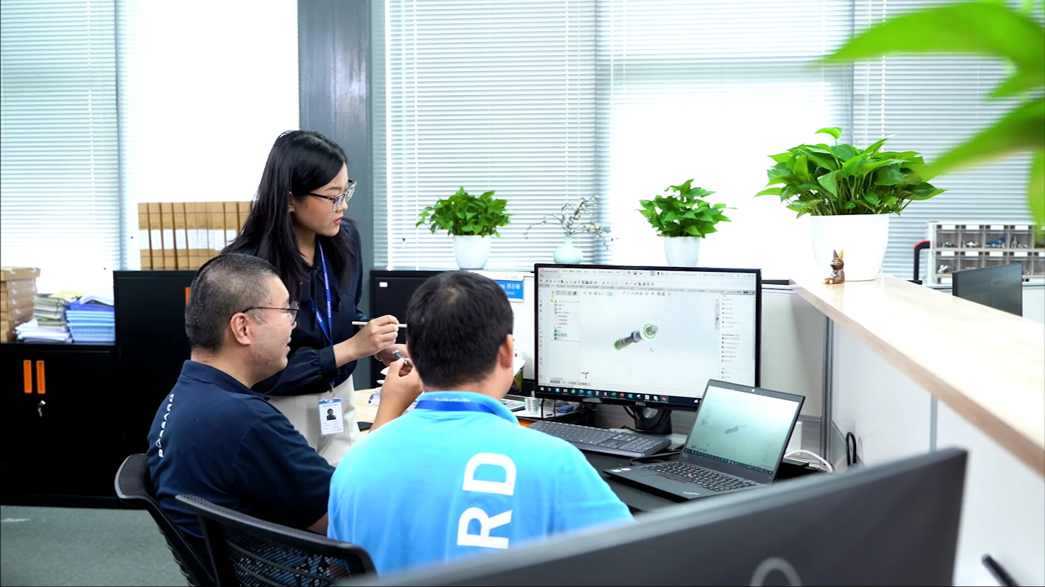 一群多元化的专业人士在现代办公环境中协作使用电脑。