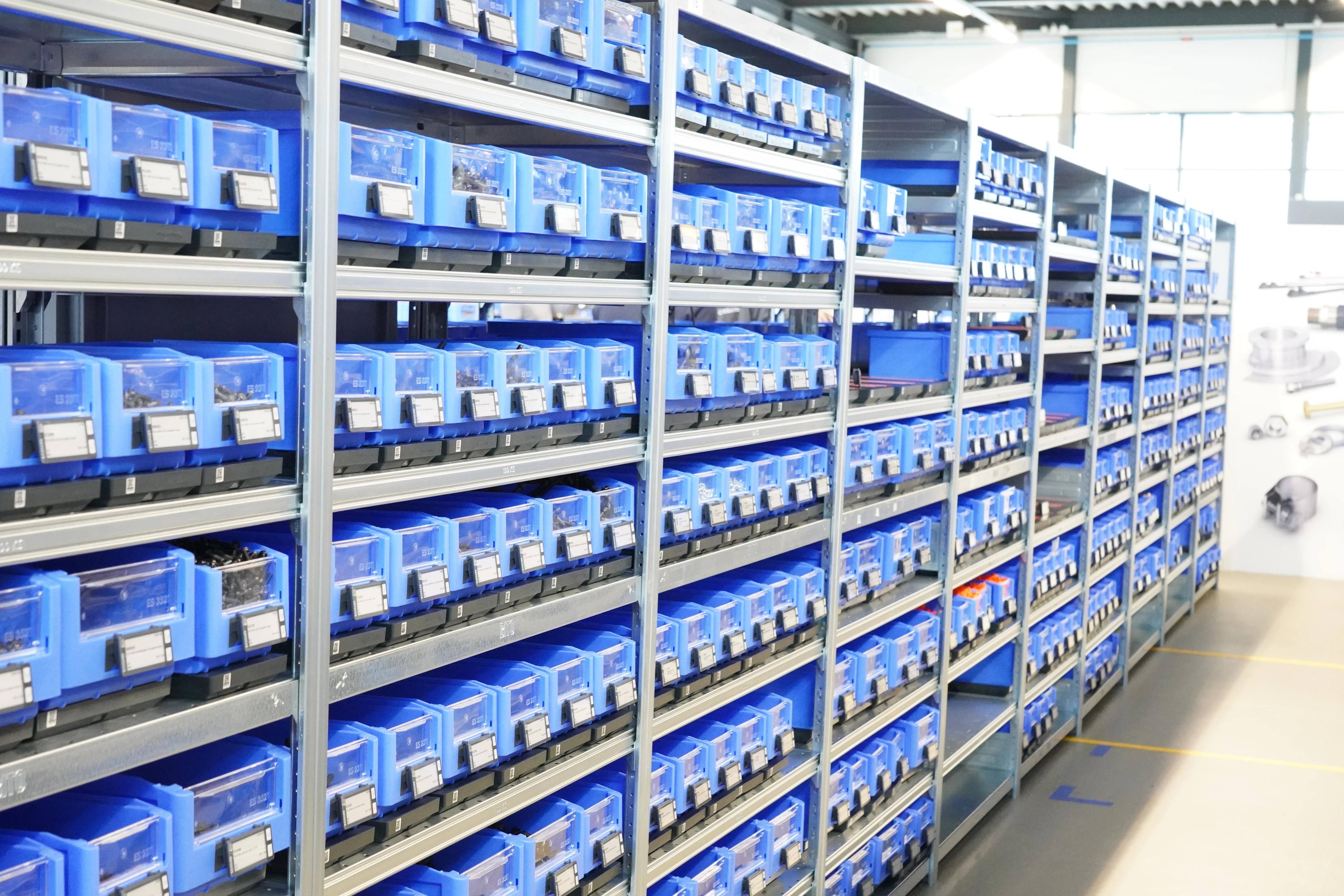 超市的货架配备了SmartBin Cloud系统，用于自动化库存管理。