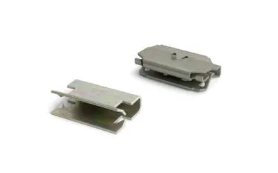 一组金属装饰夹在白色背景上