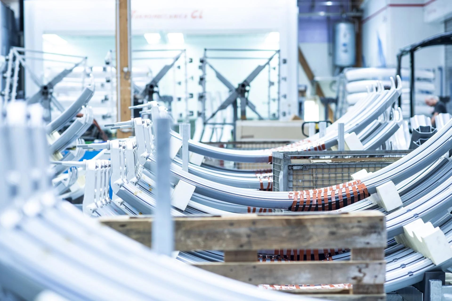 查看包含半成品的仓库内部，包括缆车车厢的各种组件。