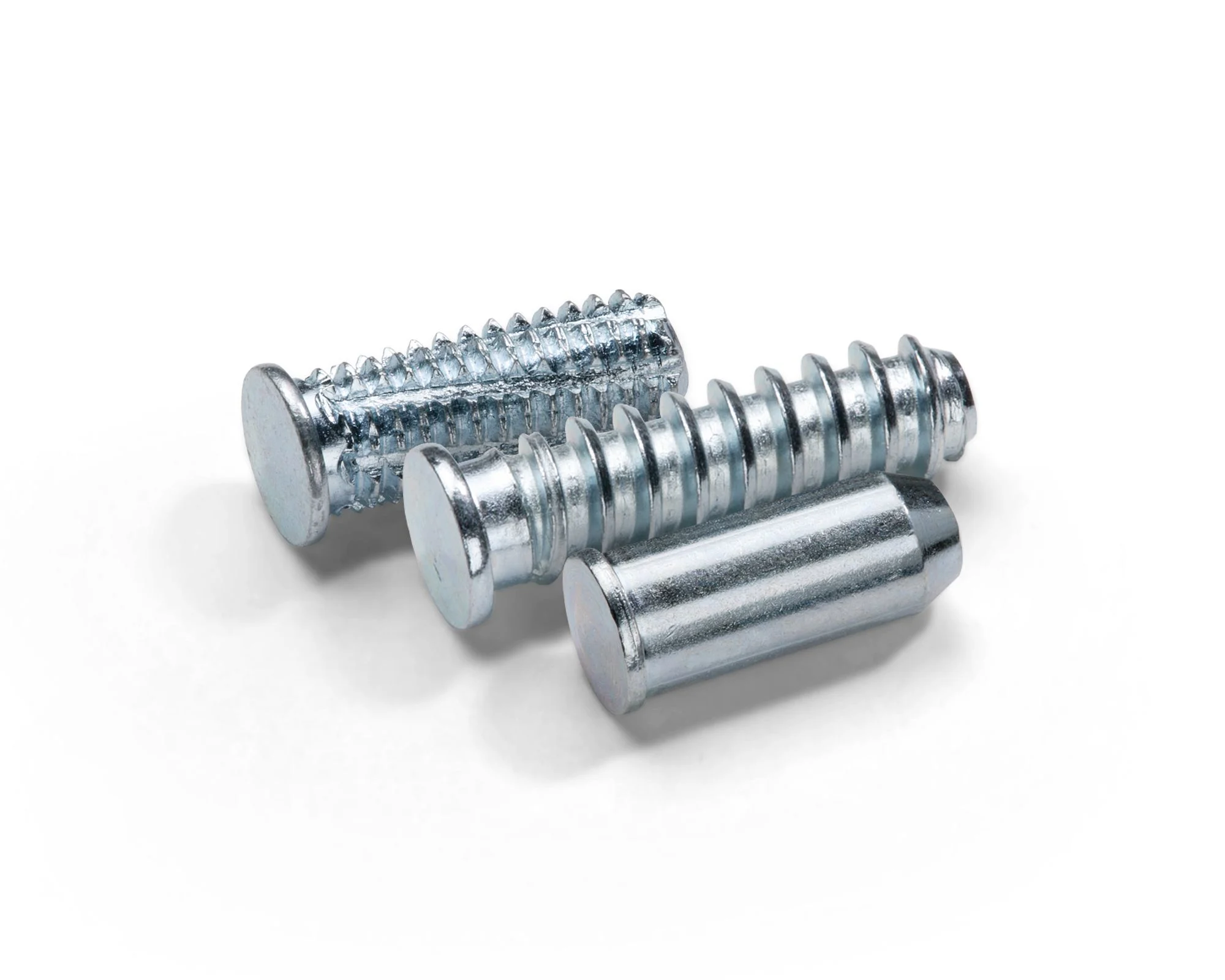 三颗Stanley Tucker标准法兰焊接螺柱的特写镜头