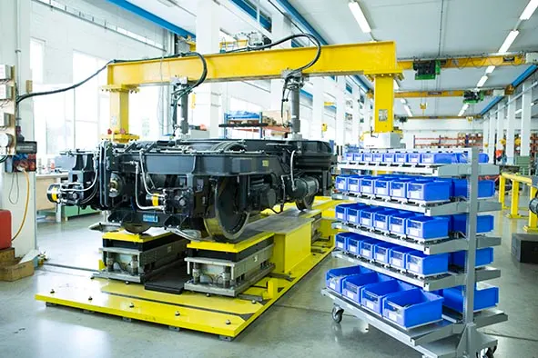 在装配大厅中，铁路运行设备被设备和配备SmartBins的移动推车包围，以实现高效的材料处理。