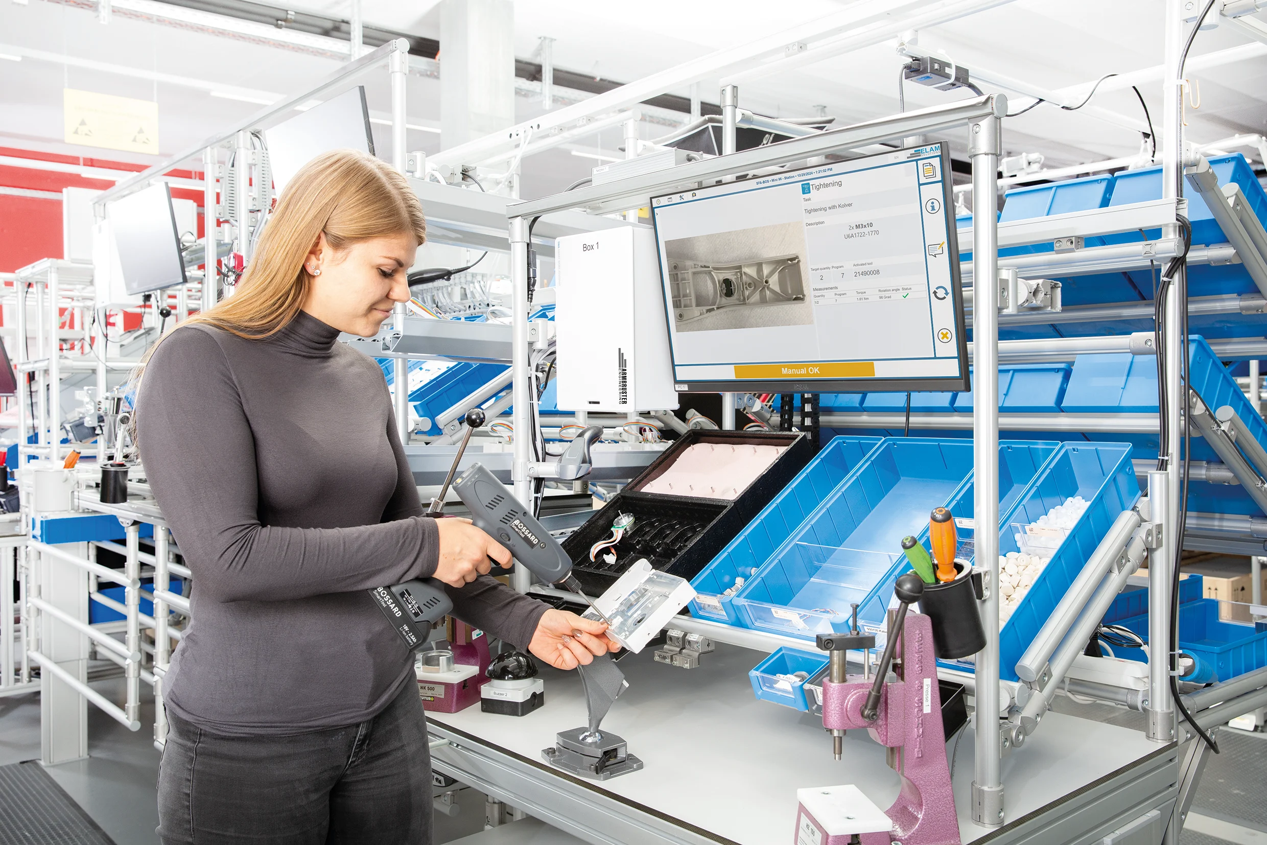 通过ELAM解决方案工作指引的智能工具指导的女性。