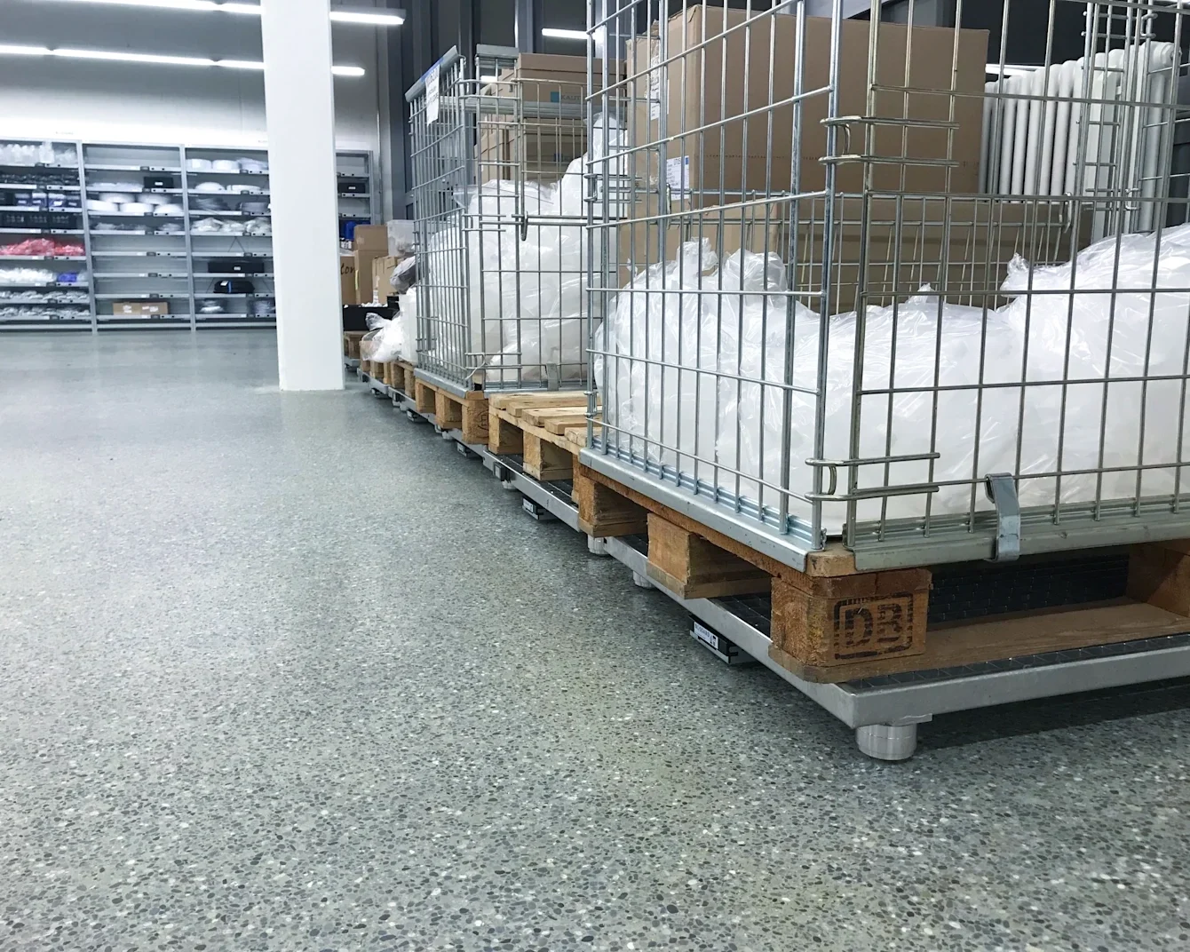 仓库中秤上的托盘