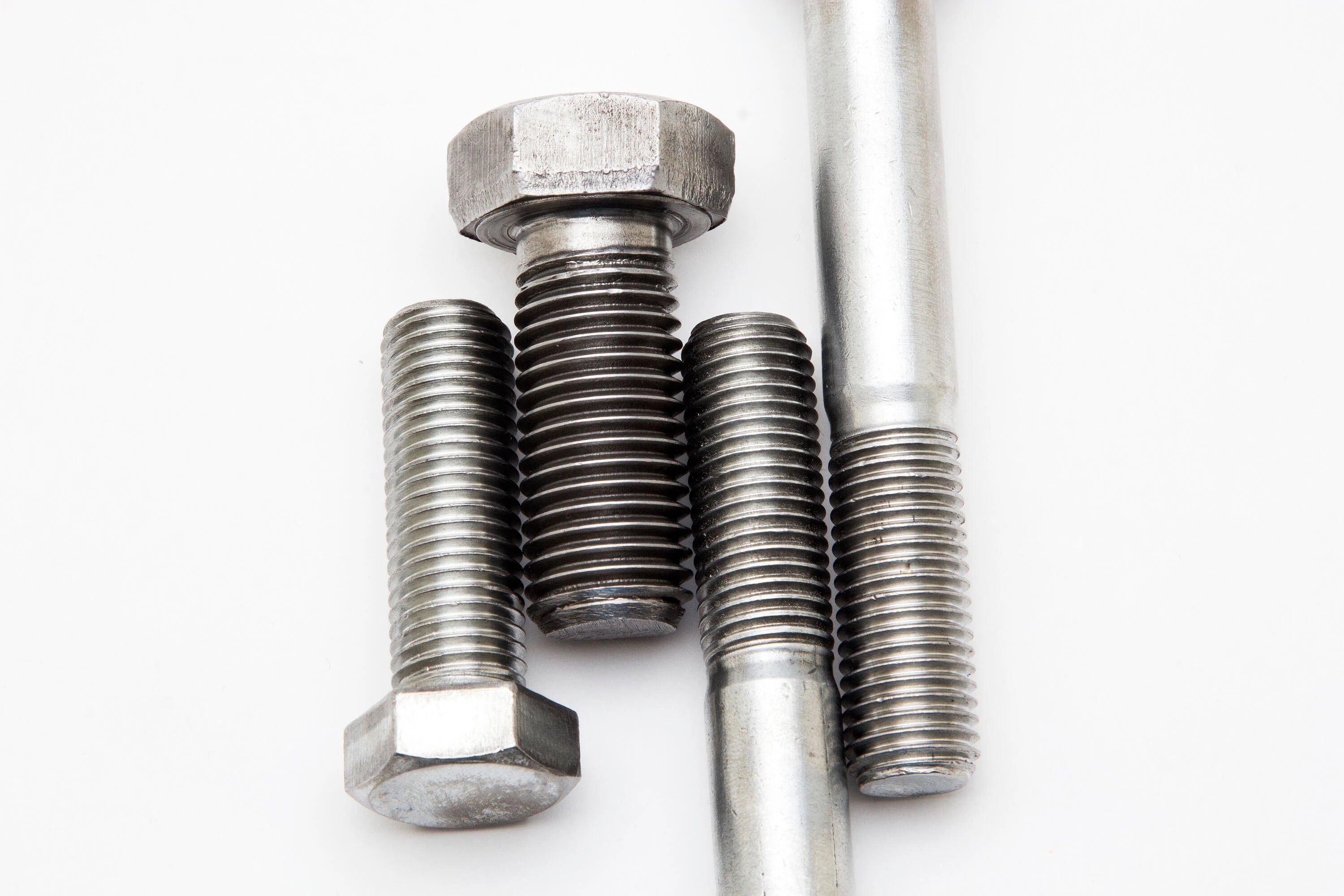 白色背景上的不同螺栓
