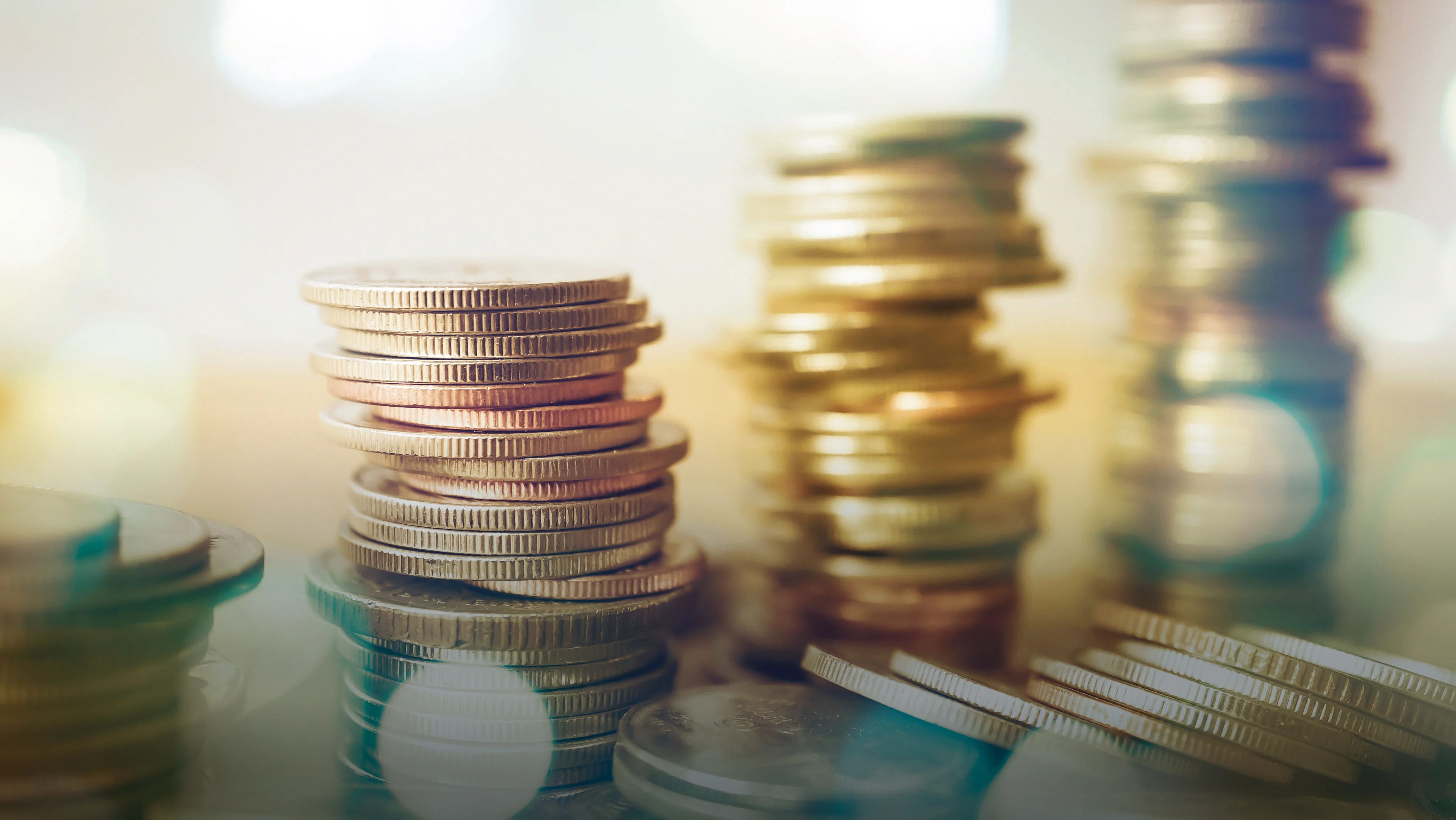 几枚硬币堆成四个塔的特写镜头